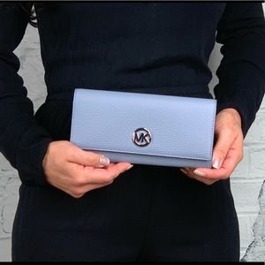 ๐๐Michael Kors Fulton flap continental wallet